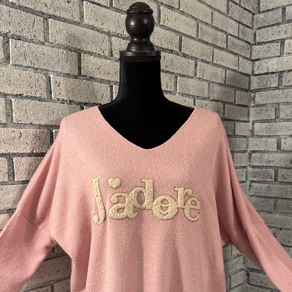 Chic Pink Sweater with Cream 'J'adore' Detail - Picture 5 of 9